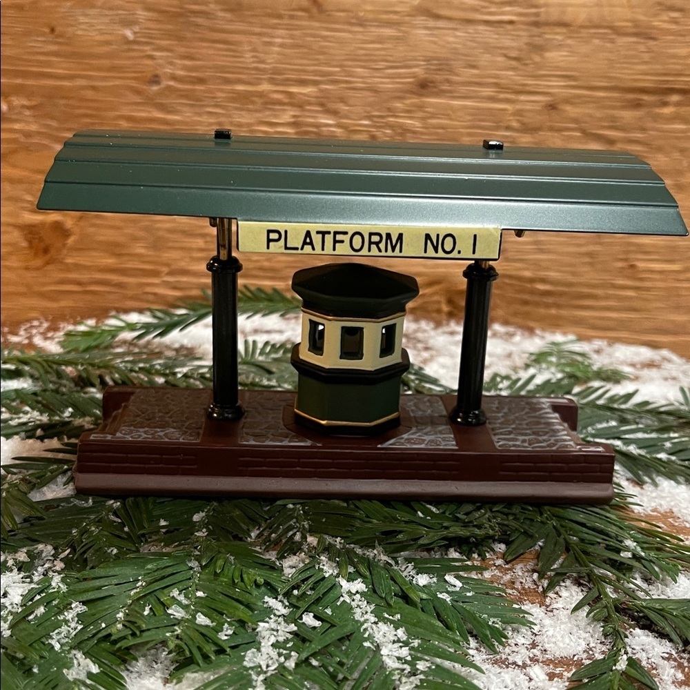 Dept 56 Heritage Village Victoria Station Train Platform Retired #5575-1